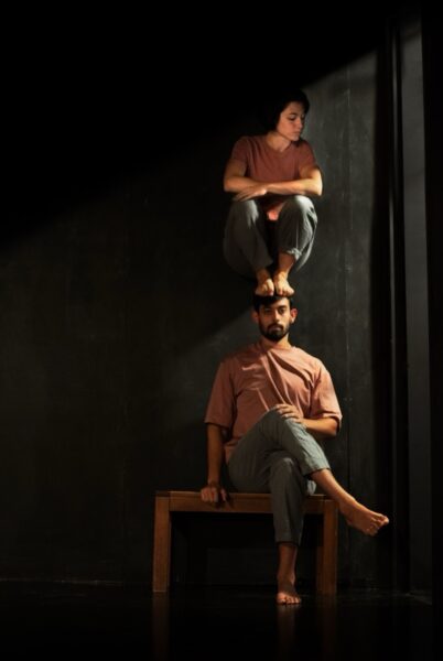 Seuls sur le seuil