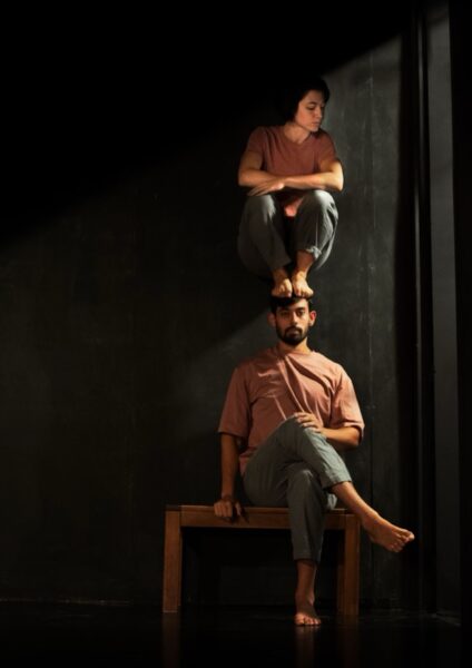Seuls sur le seuil